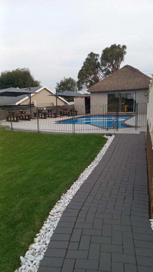 28 At Van Den Bos International Guesthouse Edenvale Exterior foto
